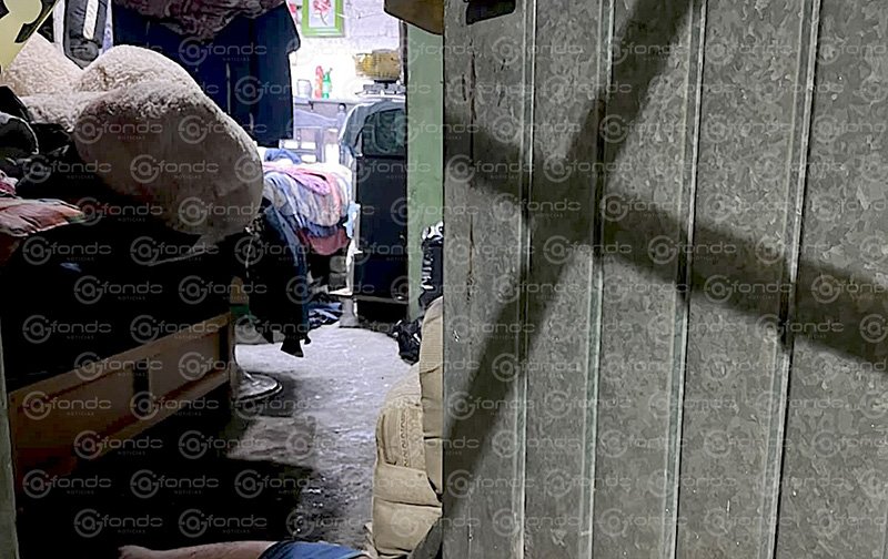 Investigan homicidio con arma blanca tras hallar a un sujeto sin vida dentro de una casa en Edomex