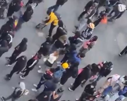 Joven de 17 años pierde una mano tras detonar explosivo casero en manifestación conmemorativa