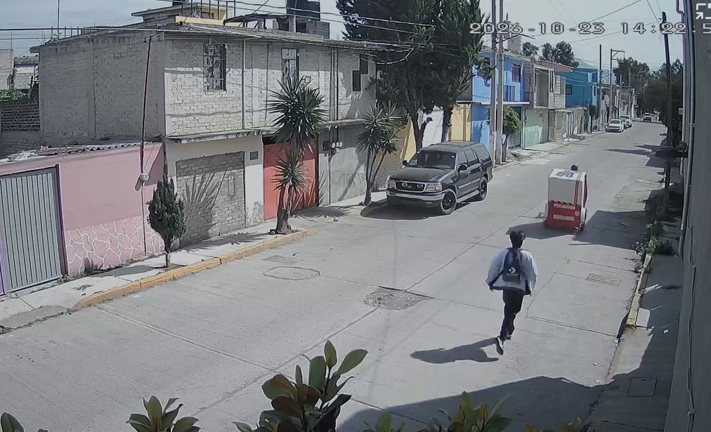 Joven persigue a mototaxista tras violento asalto en Chalco para intentar recuperar su dispositivo