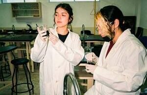 Jóvenes mexicanos diseñan un innovador protector contra el fuego con neumáticos reciclados rumbo a Kuwait