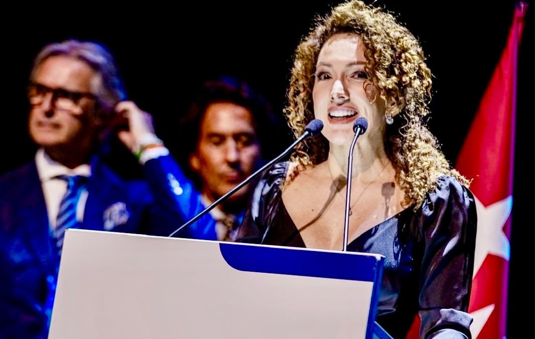 La cantautora Erika Ender es galardonada en Madrid por su profunda labor social y trayectoria