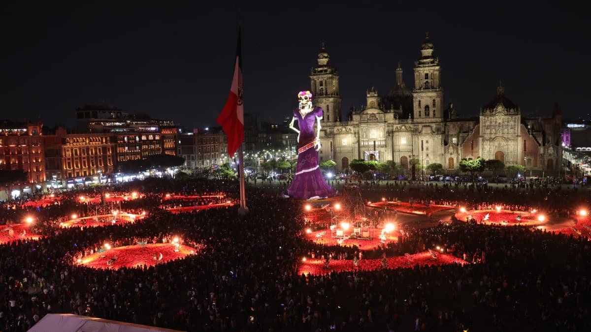 La Ciudad de México impone récord mundial con monumental catrina en el Zócalo capitalino