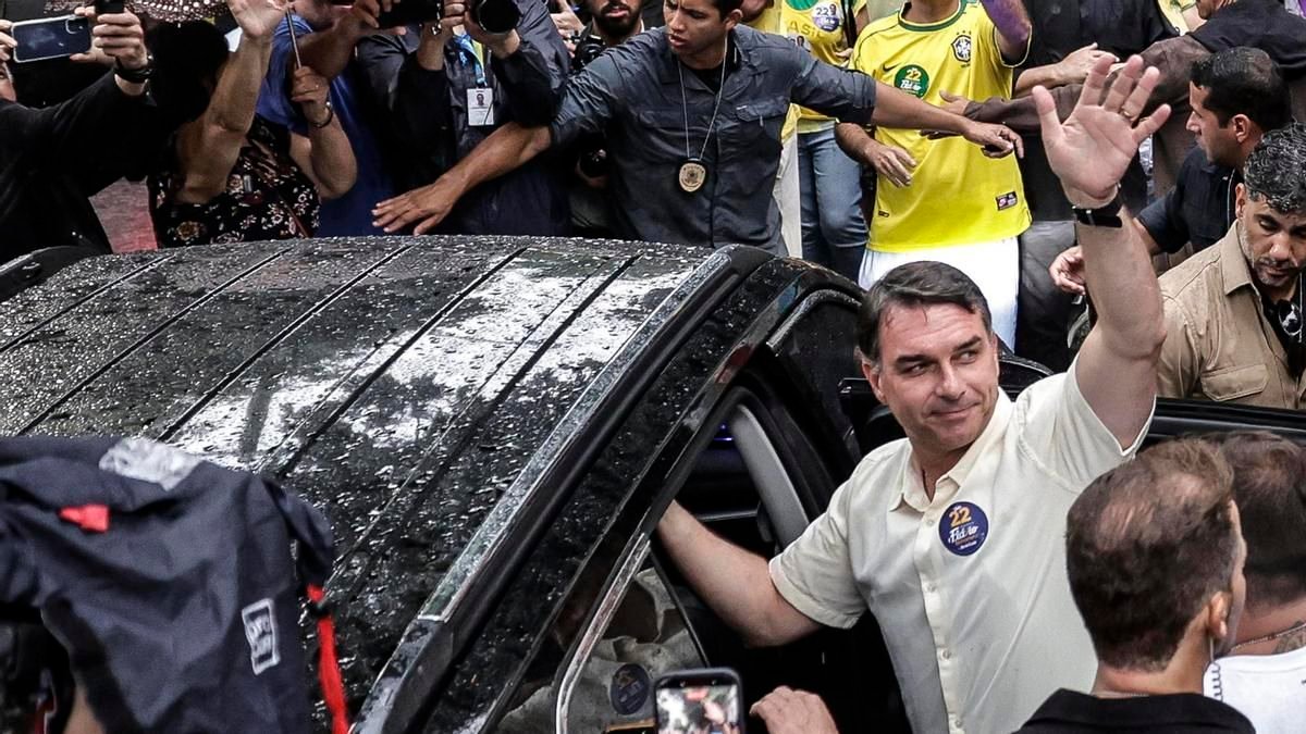 La huida a Estados Unidos de Flávio Bolsonaro tras su derrota electoral y su delicada situación judicial