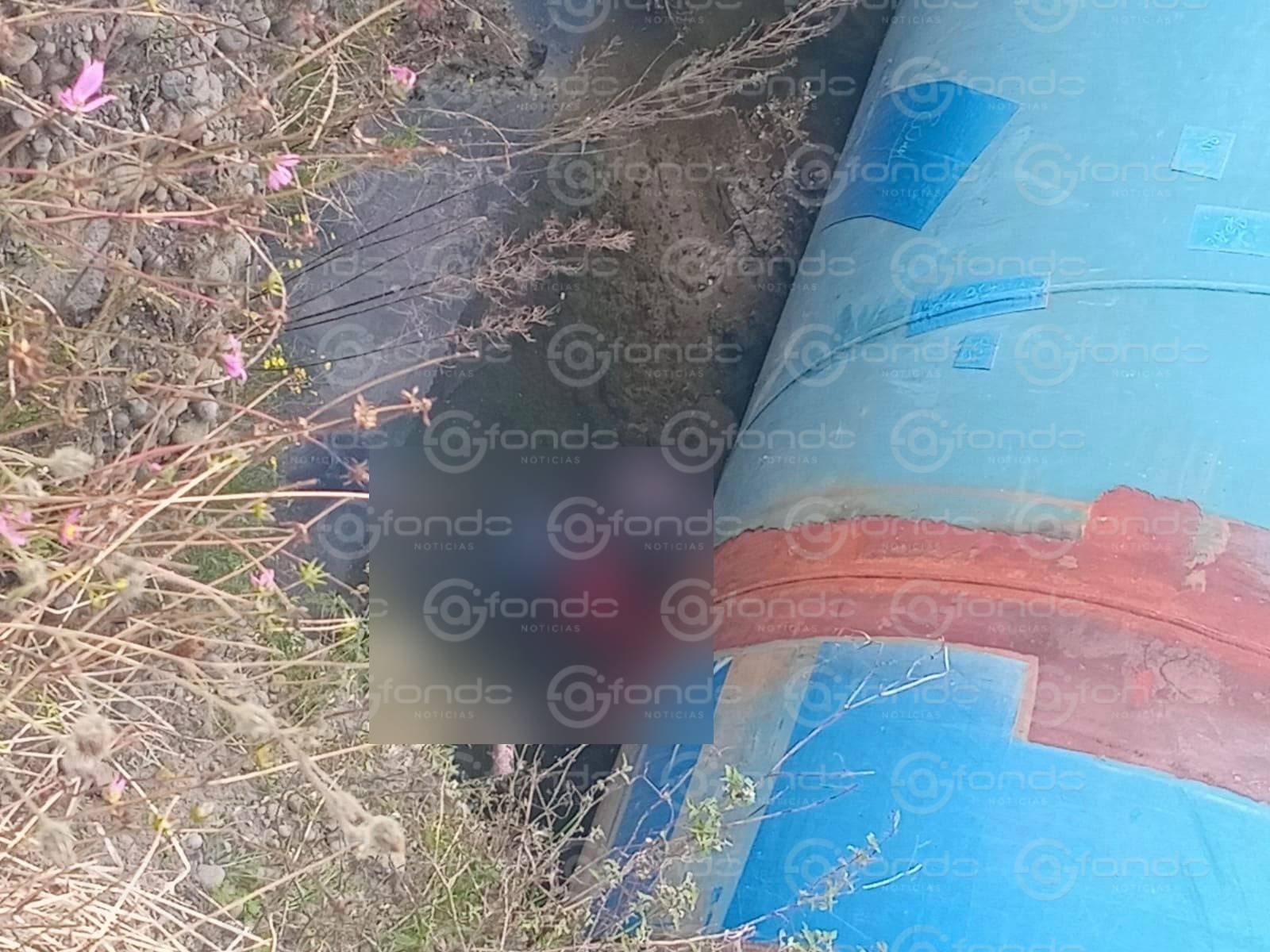 Localizan a hombre sin vida flotando en un canal de aguas residuales en Toluca
