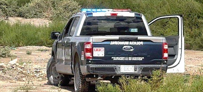 Localizan restos humanos en avanzado estado de descomposición al margen de carretera en Chihuahua