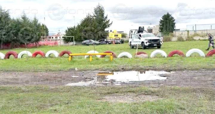 Localizan sin vida a una persona junto a un árbol en campos deportivos de Toluca
