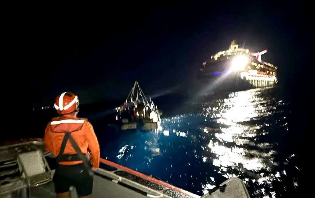 Marina rescata a diez personas a la deriva en altamar cerca de Isla Mujeres