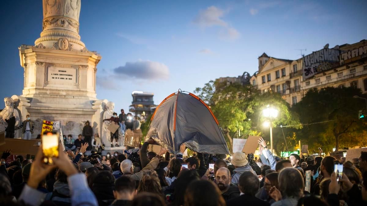 miles de ciudadanos retoman las acampadas por la vivienda en portugal tras un violento desalojo policial