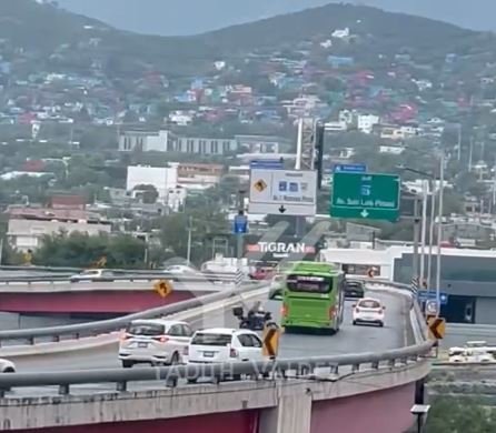 Motociclista sufre aparatoso accidente tras una misteriosa aceleración y termina hospitalizado de gravedad