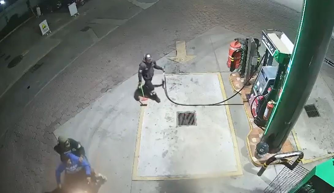 motociclistas armados asaltan a despachador de combustible en gasolinera del estado de puebla