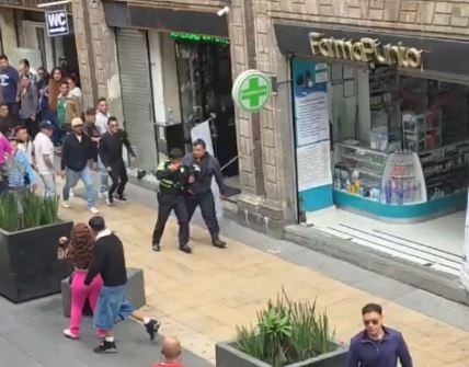 Multitudinaria agresión contra un policía de tránsito y un vigilante en el Centro Histórico