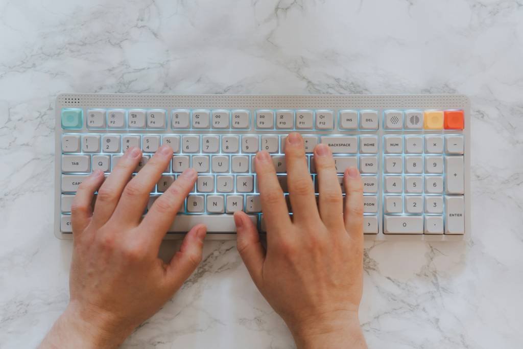Olvídate de buscar comandos en la web: la función nativa que integra Windows para tu teclado