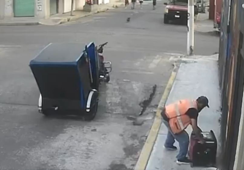 Operador de mototaxi es captado en video mientras roba un generador de luz en Valle de Chalco