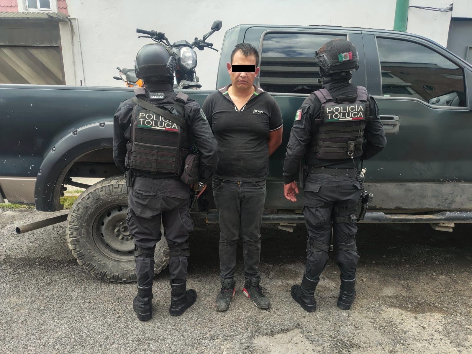 Operativo policial en Toluca deja cuatro detenidos por robos de vehículos y cableado