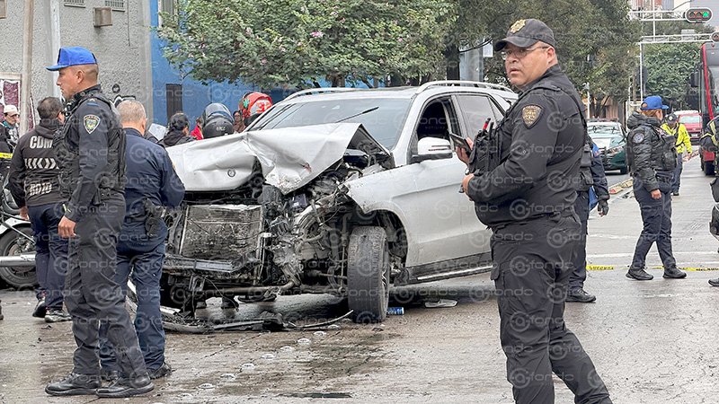 Persecución policial en la colonia Tabacalera culmina con choque y severos daños a una camioneta de lujo