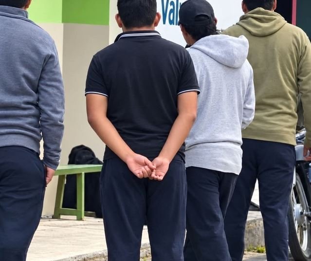 pobladores golpean con bates a tres presuntos ladrones de ganado en violento enfrentamiento