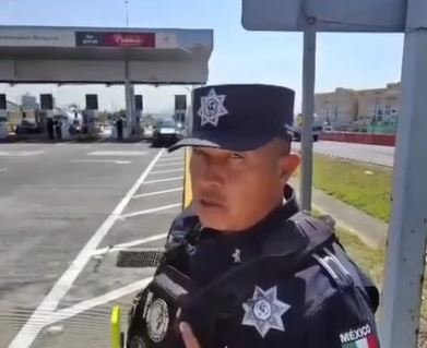 Policía estatal es captado en video mientras exige dinero a automovilista en caseta del Estado de México