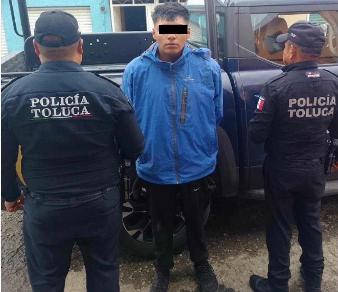 Policía municipal de Toluca captura a dos presuntos asaltantes en motocicleta y recupera teléfonos celulares