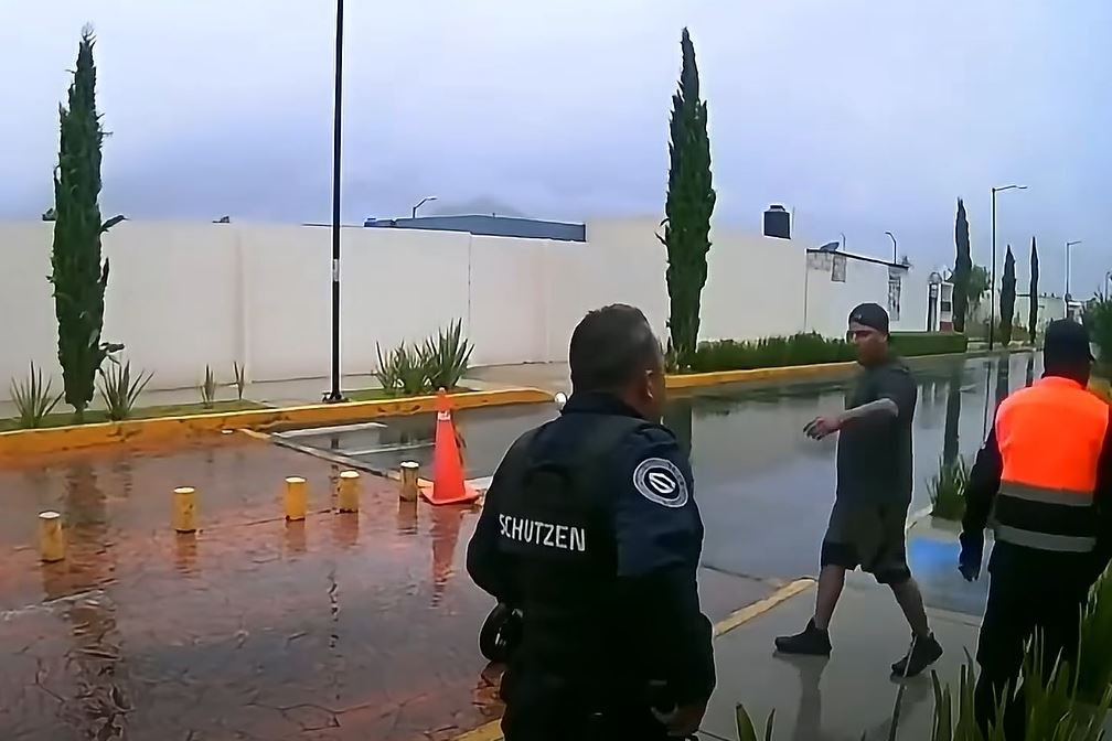 Propietario de negocio de alimentos amedrenta a vigilantes privados tras prohibir el paso a repartidor