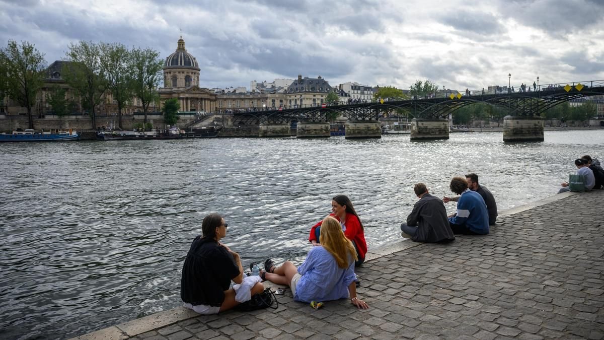 Propuesta en Francia para legalizar la amistad: unión civil y permisos de cuidados entre allegados
