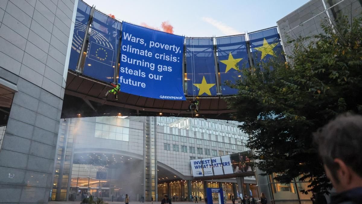 Protesta histórica de Greenpeace en la Eurocámara contra la dependencia europea del gas