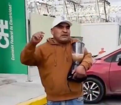 Protesta insólita en la CFE: usuario utiliza las instalaciones para conectar su electrodoméstico ante apagones