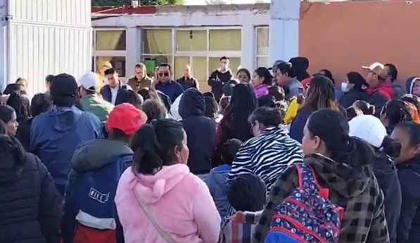 Protesta y cierre de escuela primaria en Metepec por graves denuncias contra docente