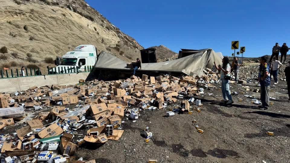 Raípiña masiva tras volcadura de camión cervecero paraliza la circulación en importante autopista