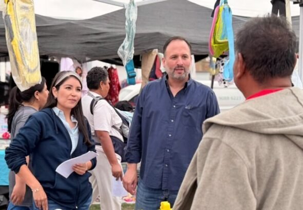 Recorren la China Frías y Santiago de la Peña el tianguis de la colonia Tarahumara