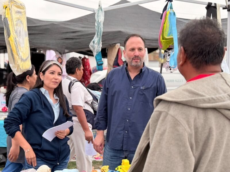Recorren la China Frías y Santiago de la Peña el tianguis de la colonia Tarahumara