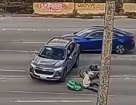 Repartidor resulta lesionado tras aparatoso choque provocado por automovilista que huyó del lugar