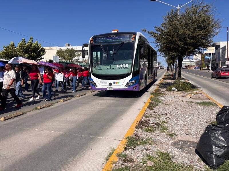 Retraso operativo de la policía vial en Chihuahua pone en riesgo a más de mil manifestantes del IMSS