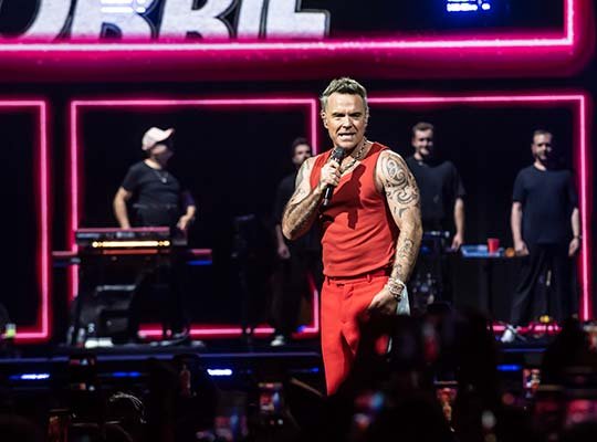 Robbie Williams conquista el Palacio de los Deportes con una cátedra de entretenimiento absoluto