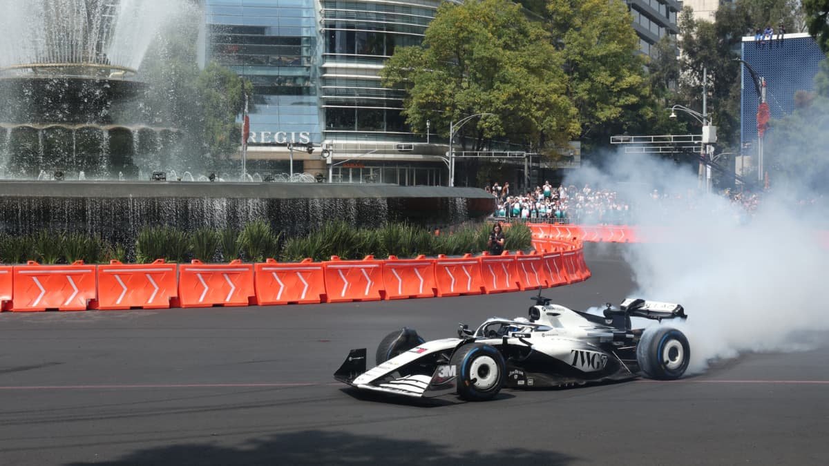 Rugen los motores en la capital: Sergio Pérez desata la euforia con su exhibición en Paseo de la Reforma