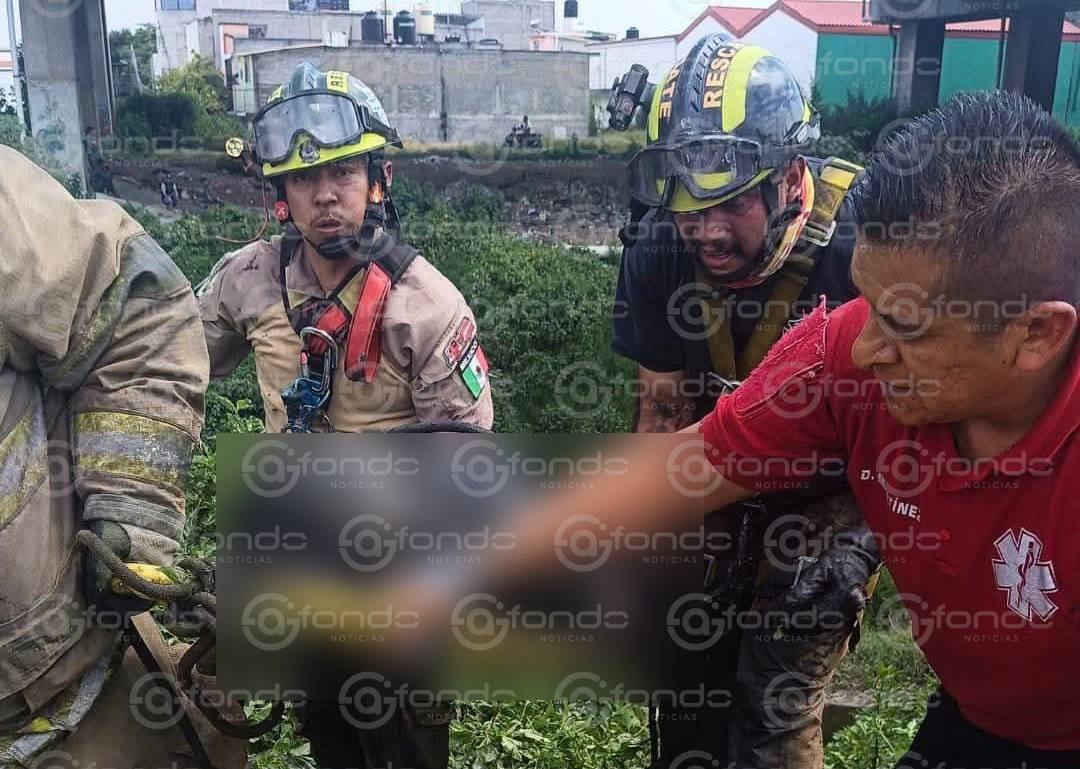 Salvan la vida a un hombre que cayó a un canal de aguas negras en Ecatepec