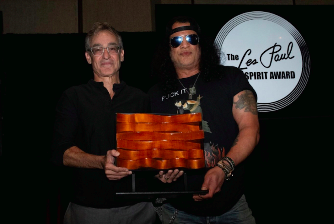 Slash recibe el prestigioso premio Les Paul Spirit Award en una velada íntima en Hollywood