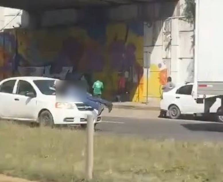 Sobrevivió a una agresión de su expareja, manejó con él en el cofre y hoy pide protección urgente