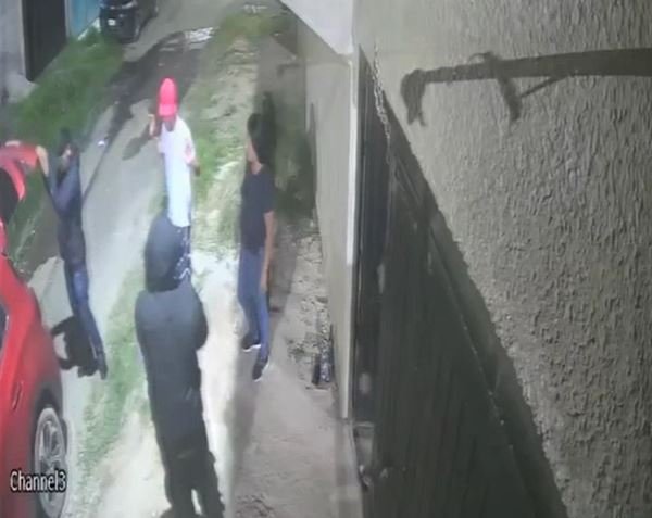 sujetos armados y encapuchados balean a familia con menores para despojarla de su vehículo