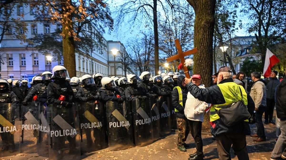 Tensión institucional en Varsovia tras la intervención del Tribunal Constitucional y el regreso urgente del presidente