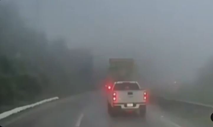 Terror en la carretera: automovilistas sufren atraco masivo y detonaciones tras bloqueo vial
