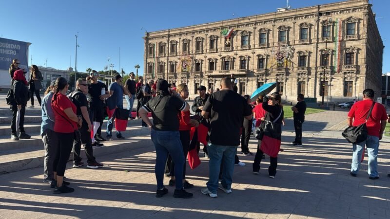 Trabajadores del Hospital Morelos del IMSS protestan en Chihuahua por salarios, hostigamiento y carencias operativas