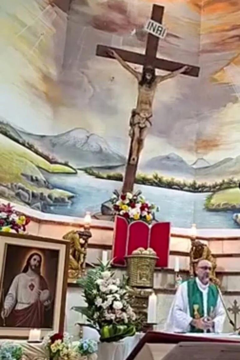 Tragedia en Guayaquil: sacerdote pierde la vida tras desplomarse una cruz gigante durante la eucaristía