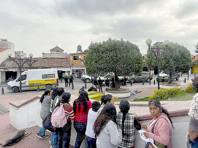 Tragedia en Temoaya: adulto mayor fallece de forma repentina en la plaza principal