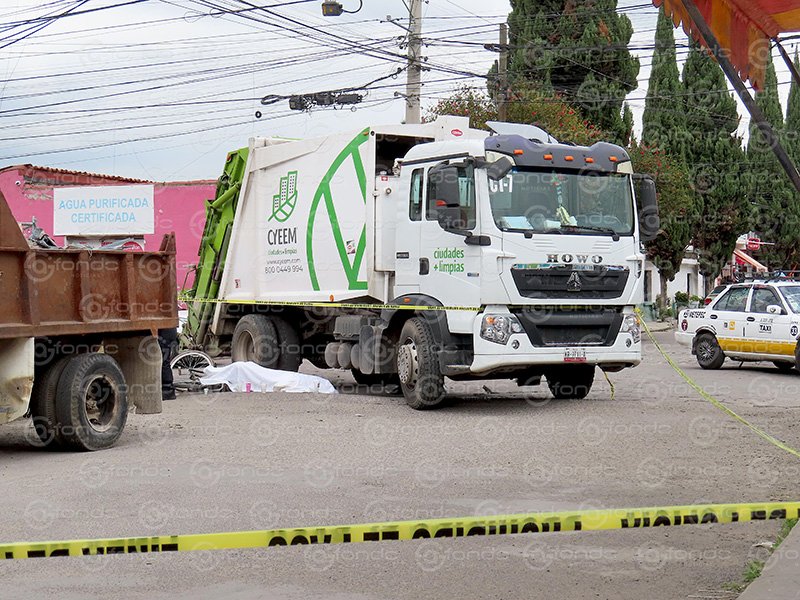 Tragedia vial: ciclista pierde la vida arrollado por un camión recolector tras reparar su vehículo