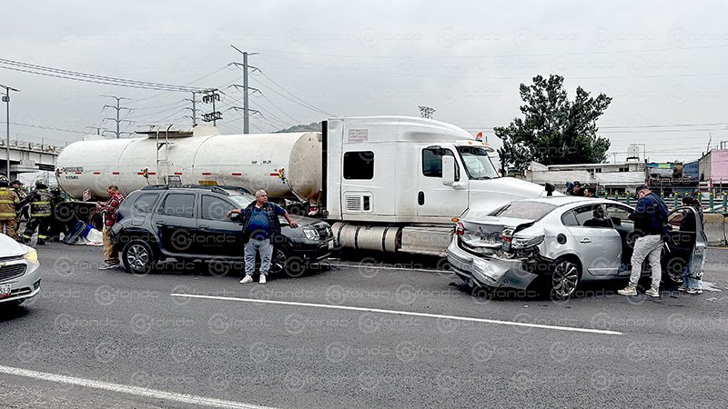 Tragedia vial en el Estado de México: pipa sin control embiste a diez vehículos y deja un fallecido