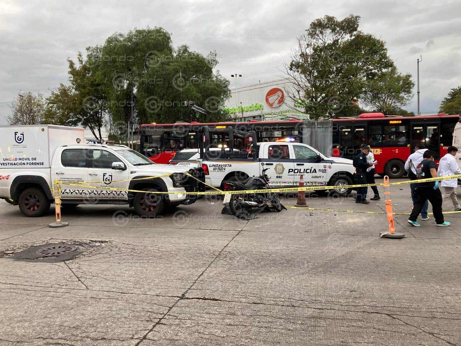 Tragedia vial en la Gustavo A. Madero: automovilista ignora la luz roja y arrebata la vida a joven motociclista