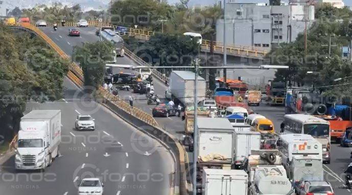 Trágica muerte de un motociclista tras ser arrollado al incorporarse a un puente vehicular en Naucalpan