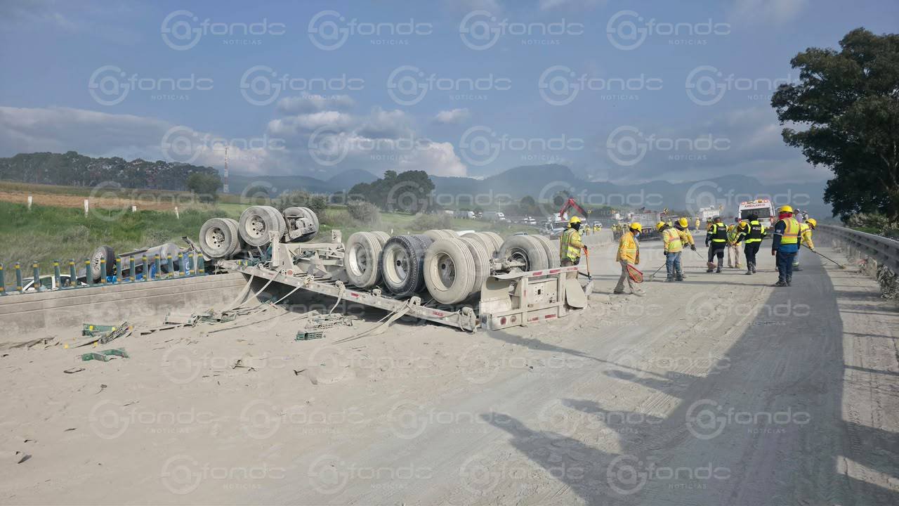 Trágico accidente en la autopista México-Puebla deja dos muertos tras volcadura de vehículo de carga