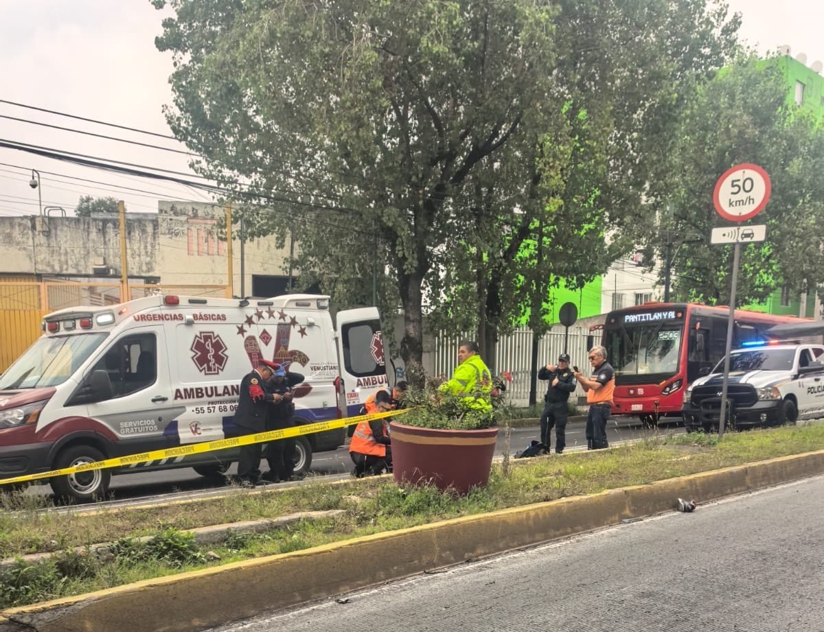 Trágico accidente en motocicleta deja un joven de 18 años fallecido y otro gravemente herido en la capital