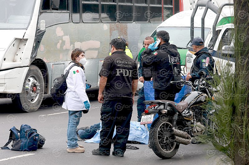 Trágico accidente en Venustiano Carranza: motociclista muere arrollado tras cerrarle el paso una camioneta